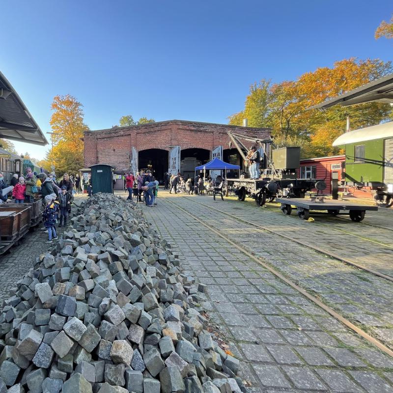 Der Hof mit Feldbahn