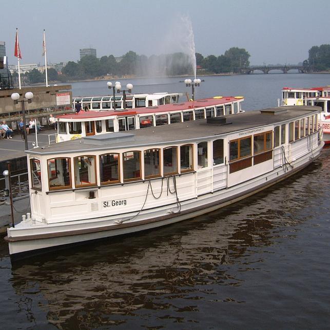 Alsterdampfer "St. Georg" am Jungfernstieg, Anleger 7; im Hintergrund die Lombardsbrücke
