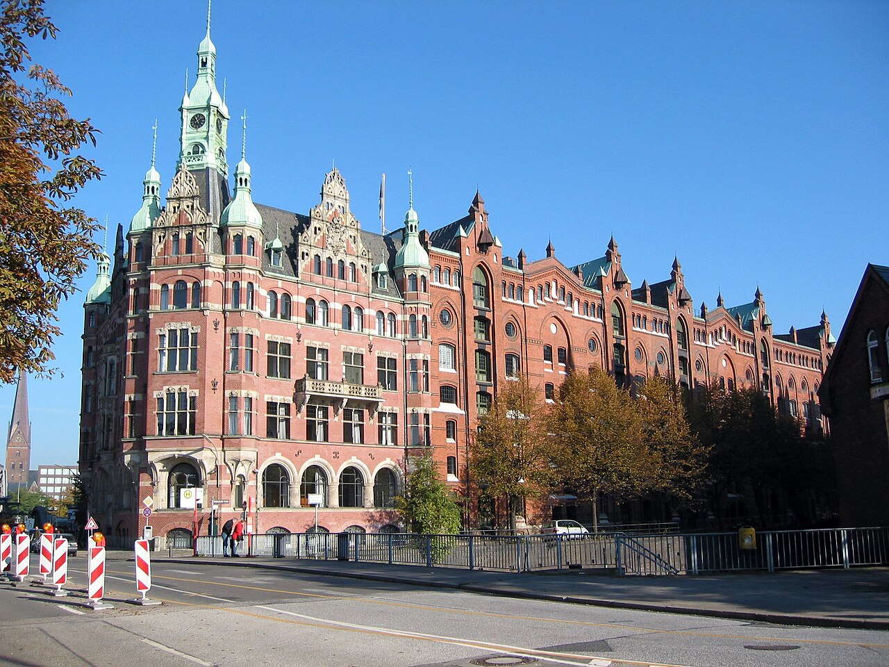 City hall of the world’s largest warehouse complex, the Speicherstadt (lit. ‘warehouse city’). Wikipedia-User CC BY-SA 3.0 Magnus Manske