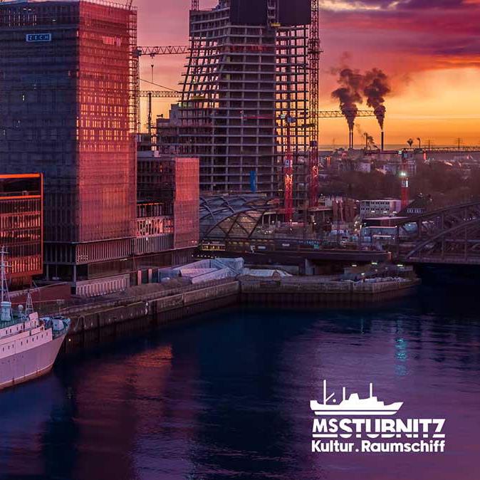 Die MS Stubnitz Kultur.Raumschiff an ihrem Liegeplatz in der Hafencity