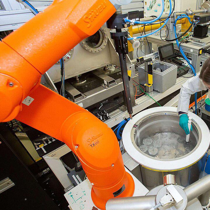 The synchrotron radiation source PETRA III at DESY is being used for research into the  SARS CoV-2 virus