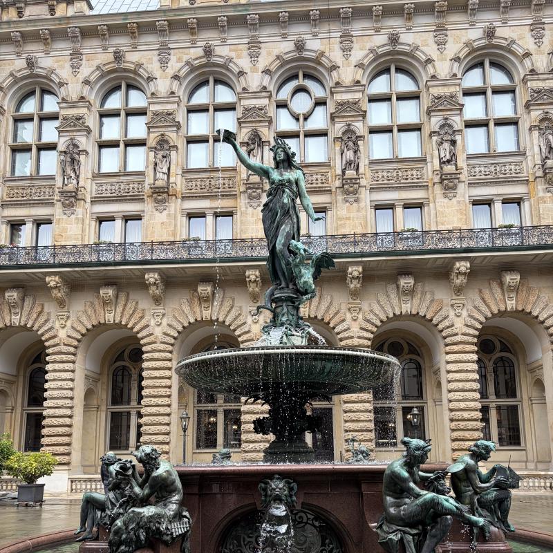 The fountain in the couryard between city hall and the stock exchange