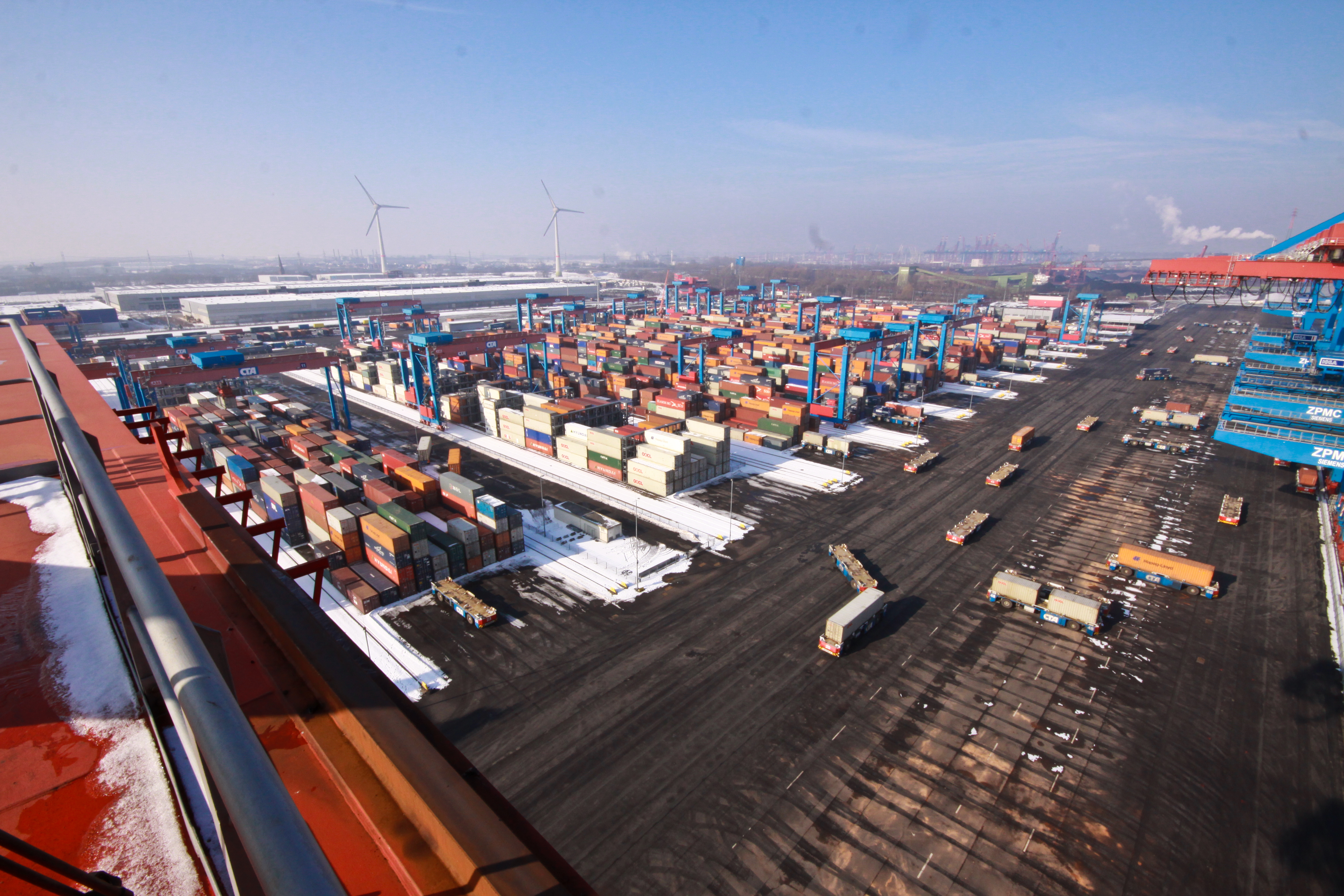CC BY-SA 3.0, Frank Grunwald - Frankenwagen HHLA Container Terminal Altenwerder (CTA)