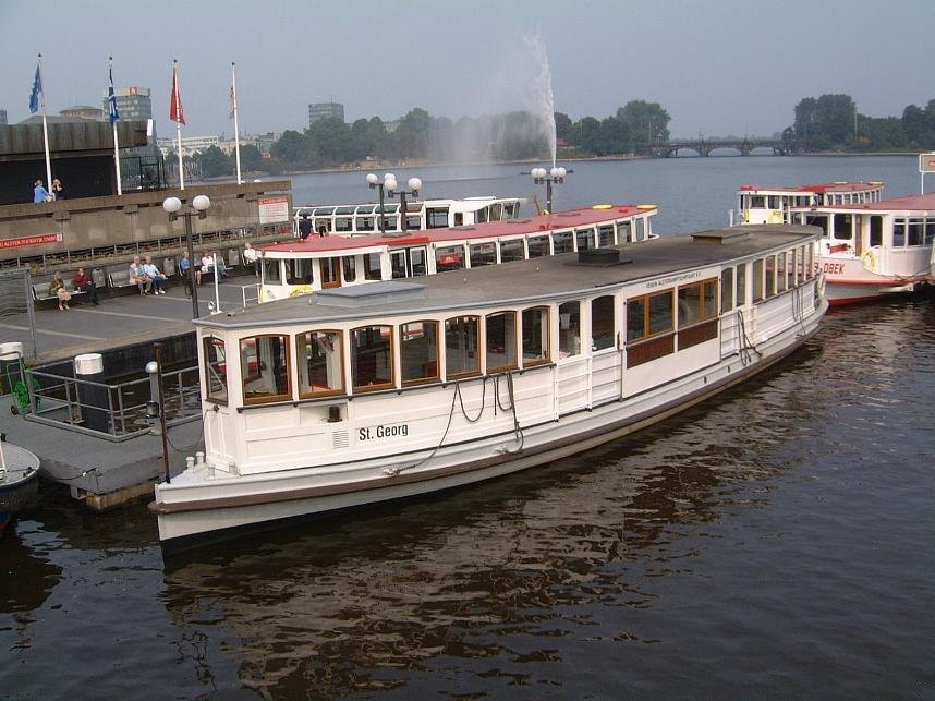 Alster steamer “St. Georg” at the Jungfernstieg, Anleger 7, with the Lombardsbrücke in the background